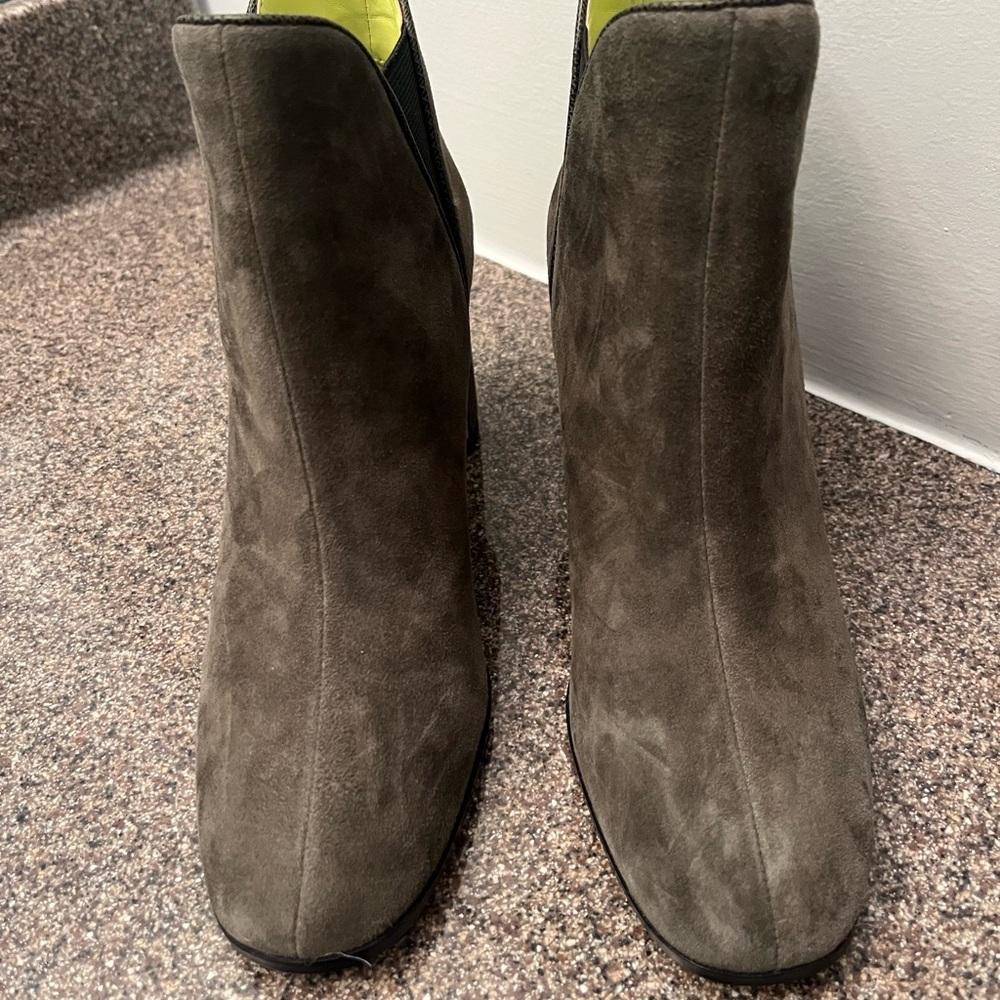 Elegant Suede Ankle Boots - green